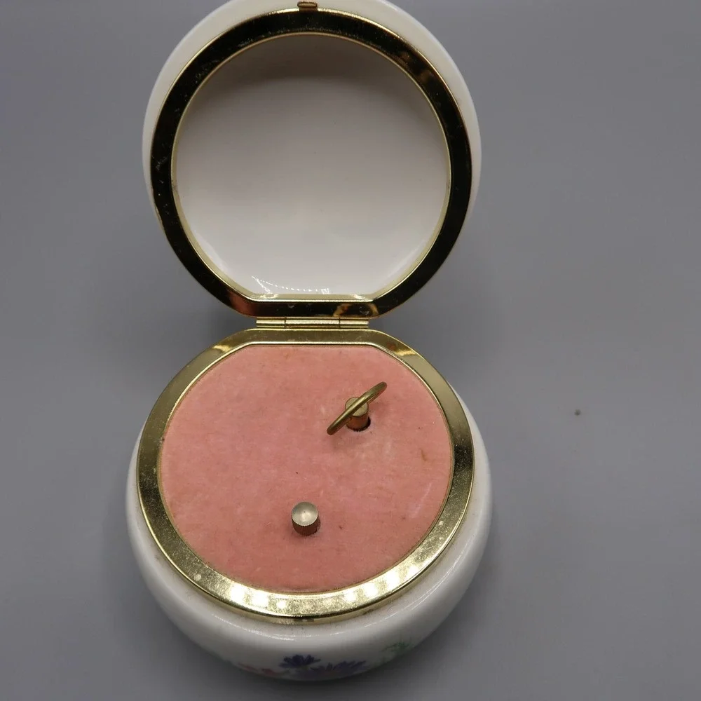 Heritage House Valentine Serenades My Love Porcelain Music Box Limited Ed 1990
